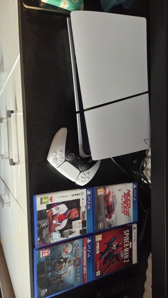 Konsola Ps 5 .pamięć 1 Tb i gry do tego