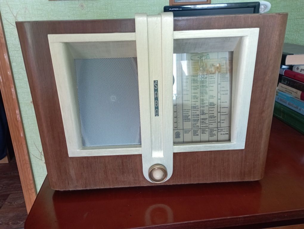 Продам антикварную радиолу SABA