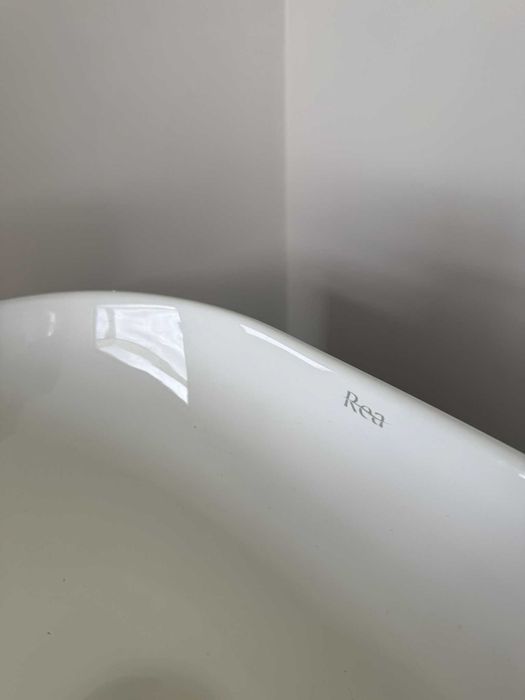 Umywalka nablatowa Rea