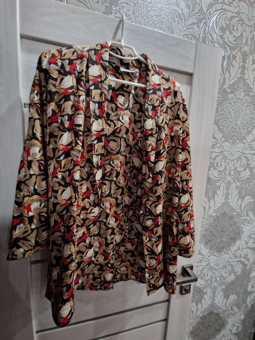 Блуза з розрізом