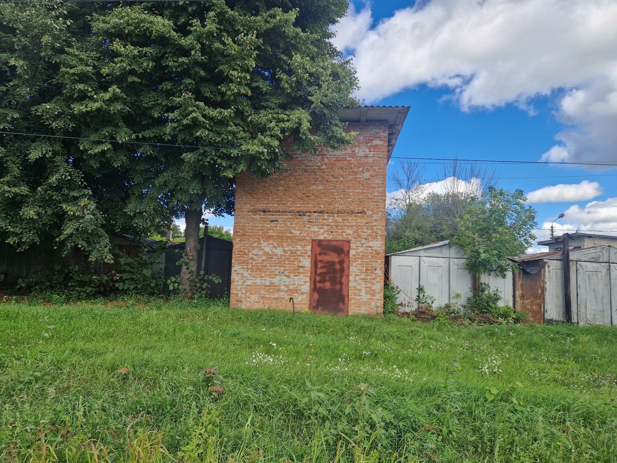 Продам гараж двухэтажный в Вишневом Автокооператив  Луч. Фасадной част