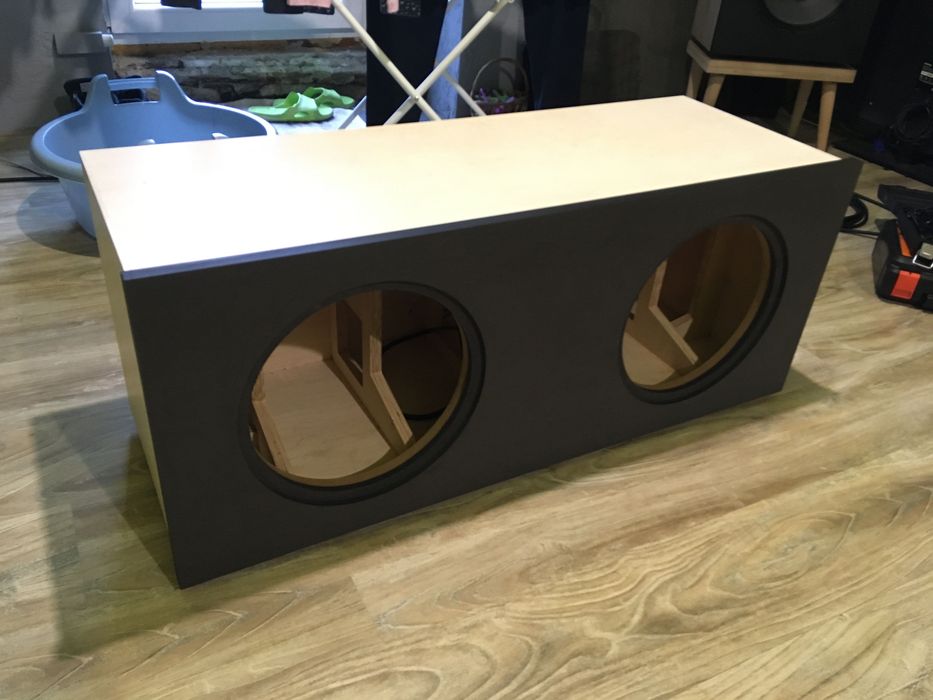 Obudowa zamknięte pod subwoofer na 12 calach