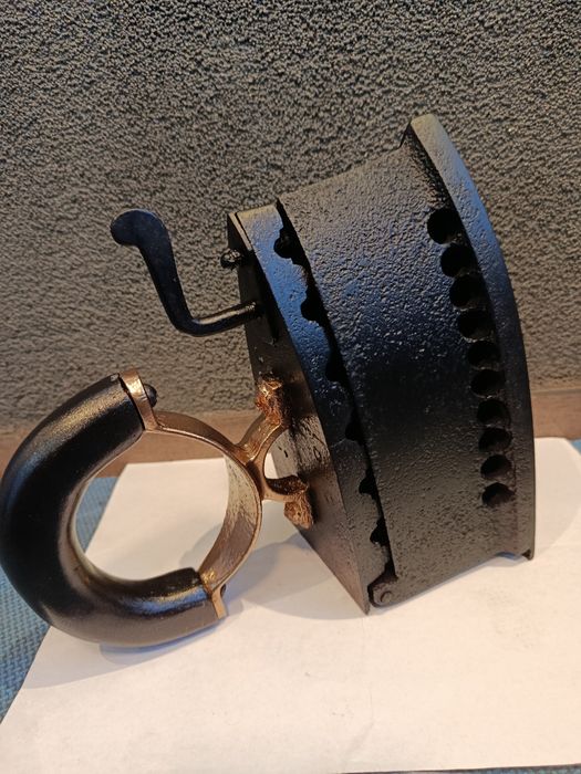 Śliczne stare żeliwne żelazko na węgiel