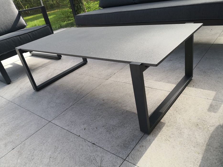 Dostępny zestaw meble ogrodowe Vonge sofa dwa fotele, stolik.