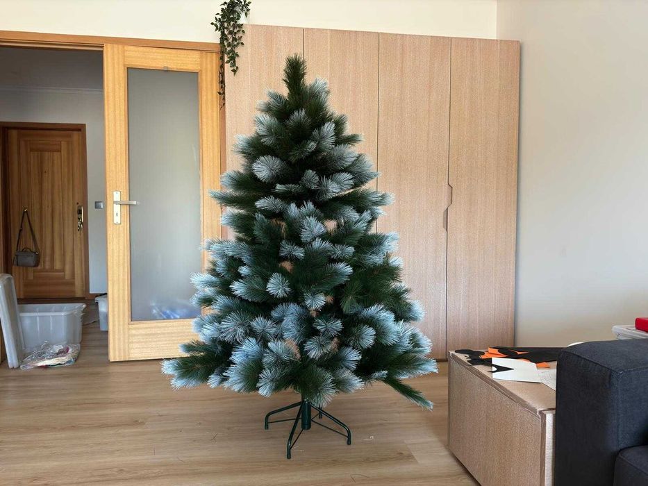 Árvore de natal c/ neve com decorações