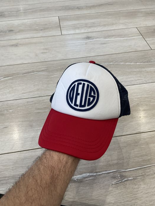 Кепка deus ex machina