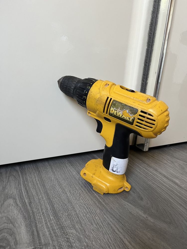 Шуруповерт Dewalt 12 V без комплекту