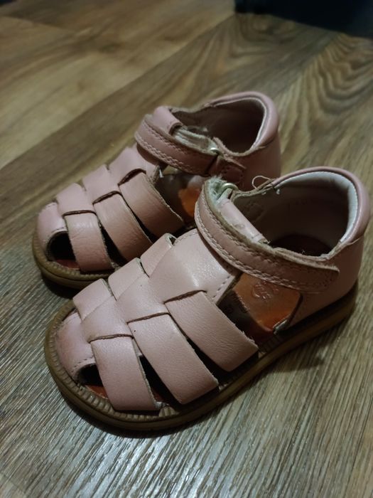 Сандалі на дівчинку
