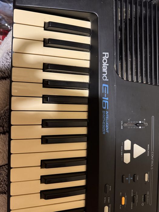 Синтезатор Roland E-16