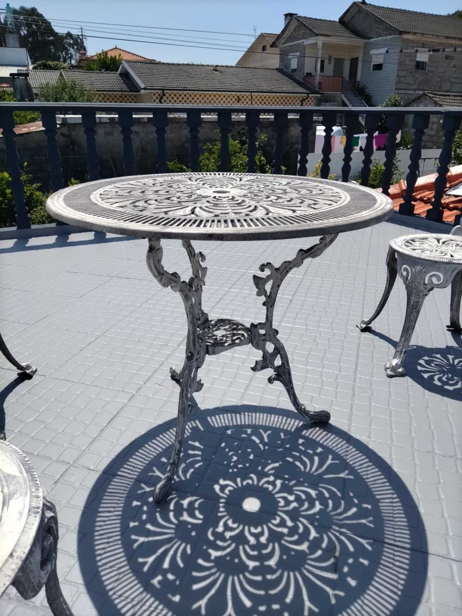 Mesa com 4 cadeiras de jardim em ferro
