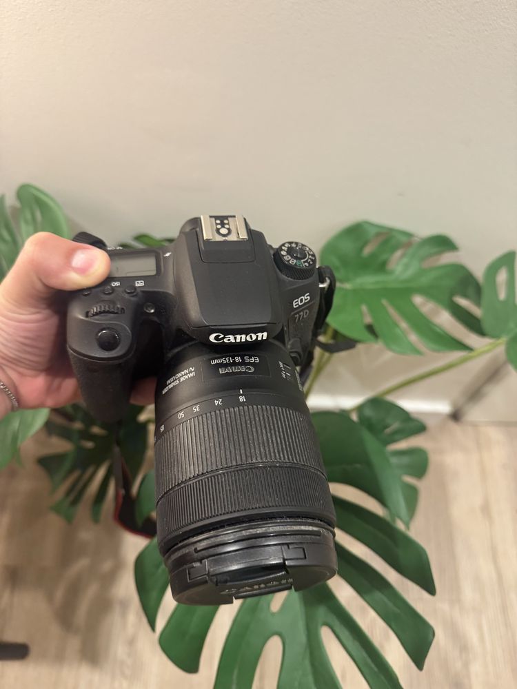 Canon EOS 77D + Lente 18-135mm
