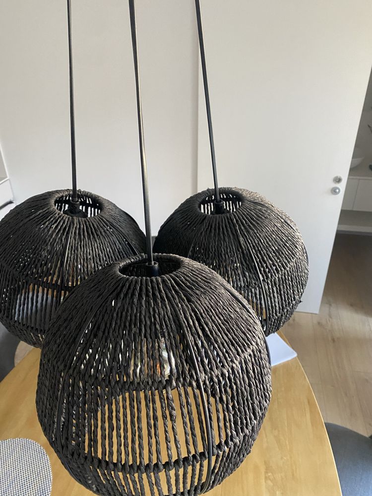 Candeeiro de teto com tres globos pretos