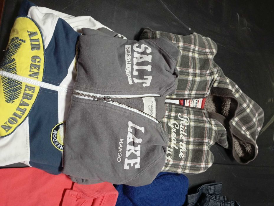 Lote de roupa de criança dos 4/6 anos