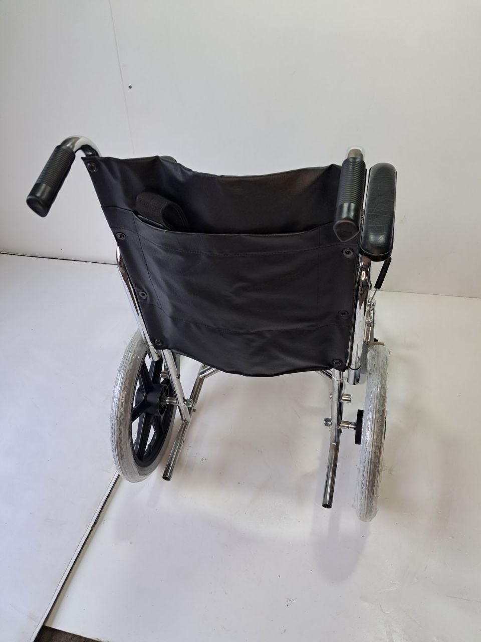 Продам инвалидную коляску с поддержкой для голени.