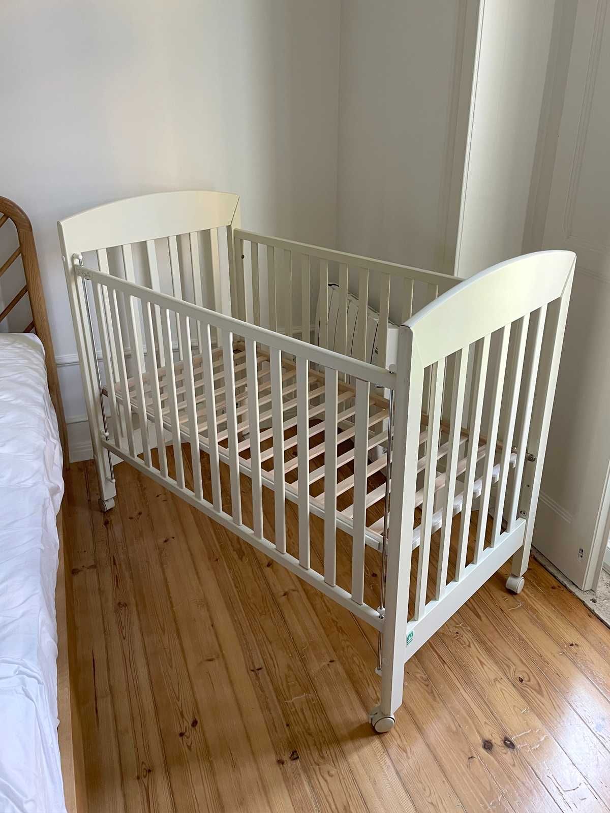 Berço, Cama de grades Madeira branca com Colchão + Protetor de Berço