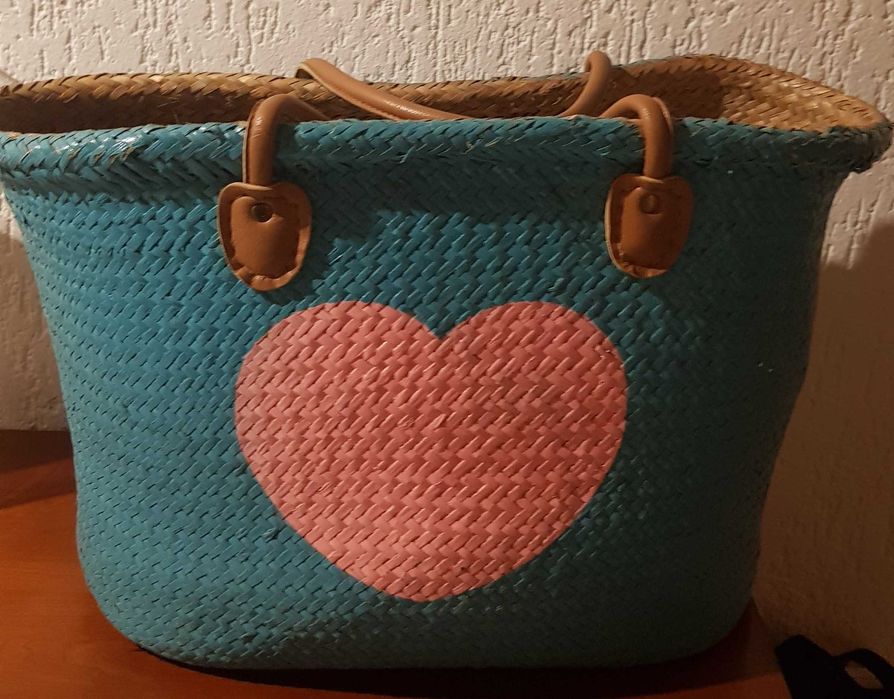 Cesta em verga pintada à mão pegas em pele