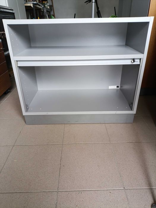 Mała szafka biurowa z roletą.