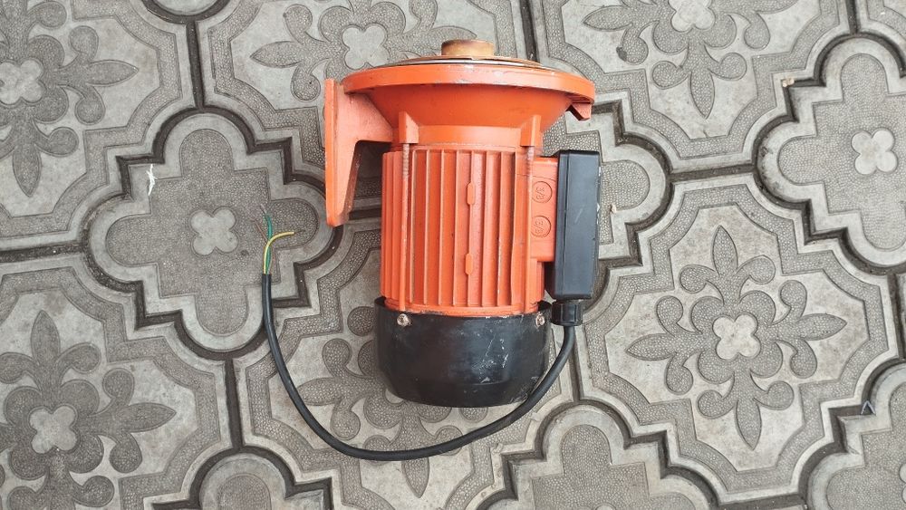 Двигатель  от  насосной станции 1.1 кВт