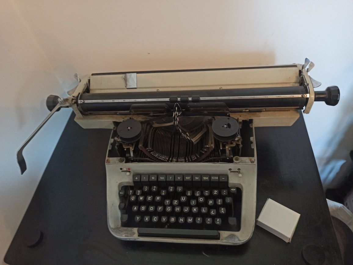 Duża maszyna do pisania Łucznik Predom 1001 z długim wałekiem PRL