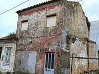 Moradia para restauro no centro de Esgueira
