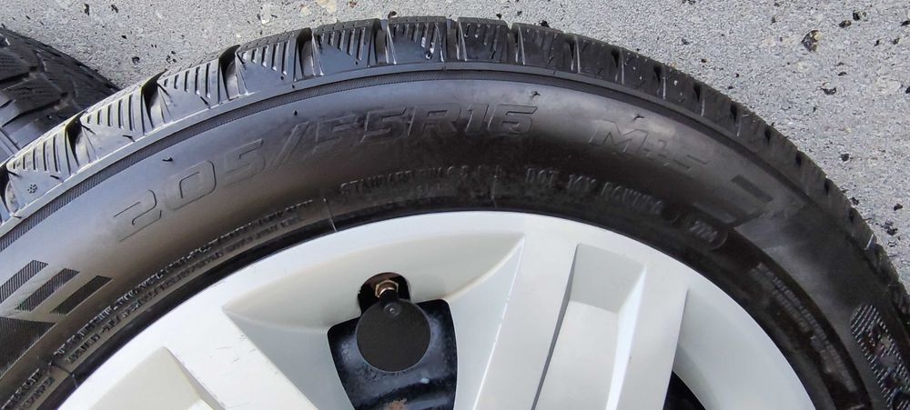Kpl opon zimowych z felgami i kołpakami Toyota