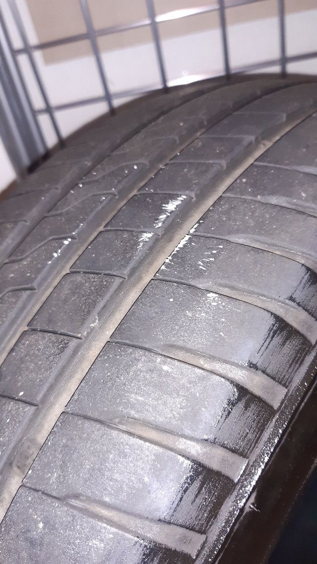 Um Pneu Firestone 185/60 R15