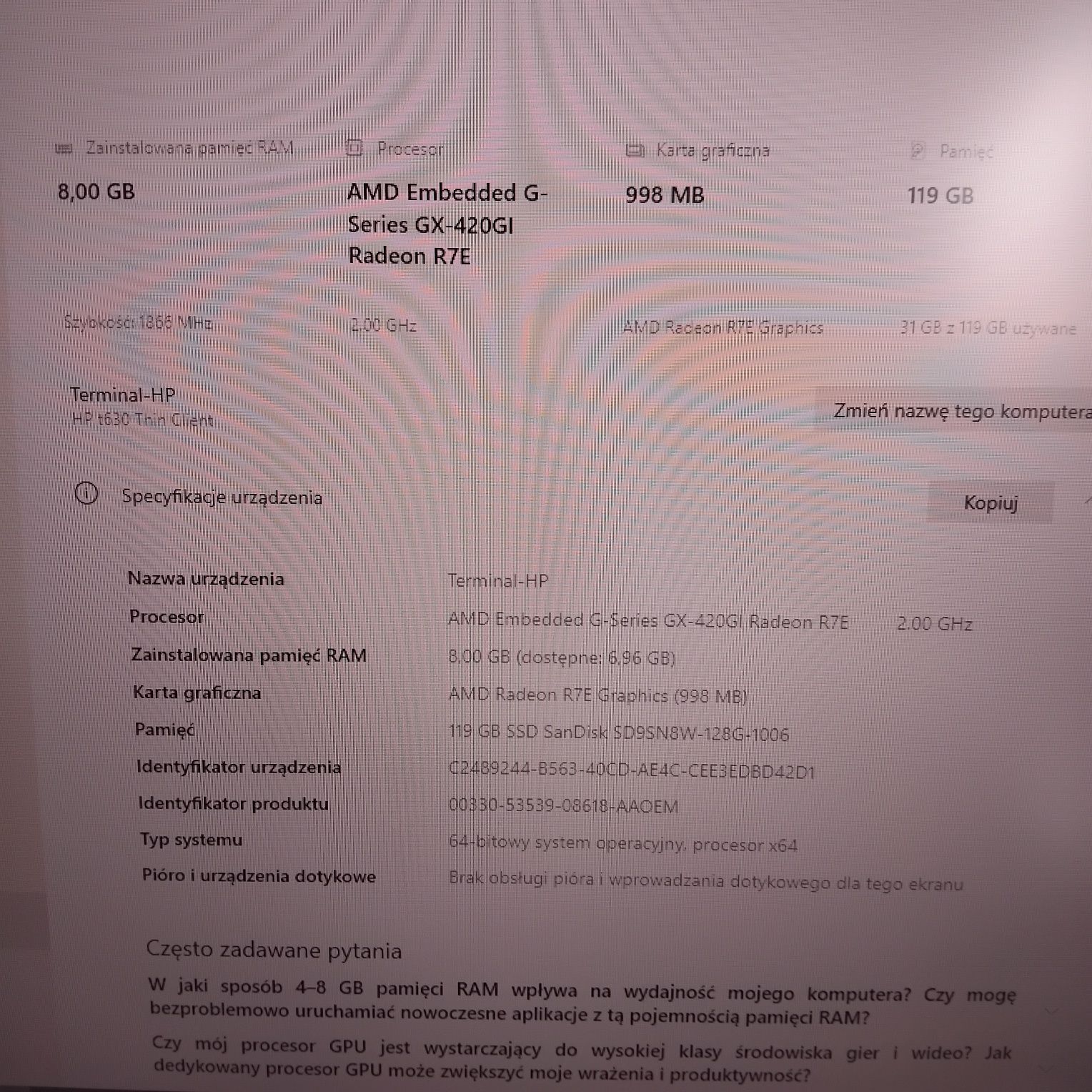 Zestaw komputerowy z klawiaturą i monitorem