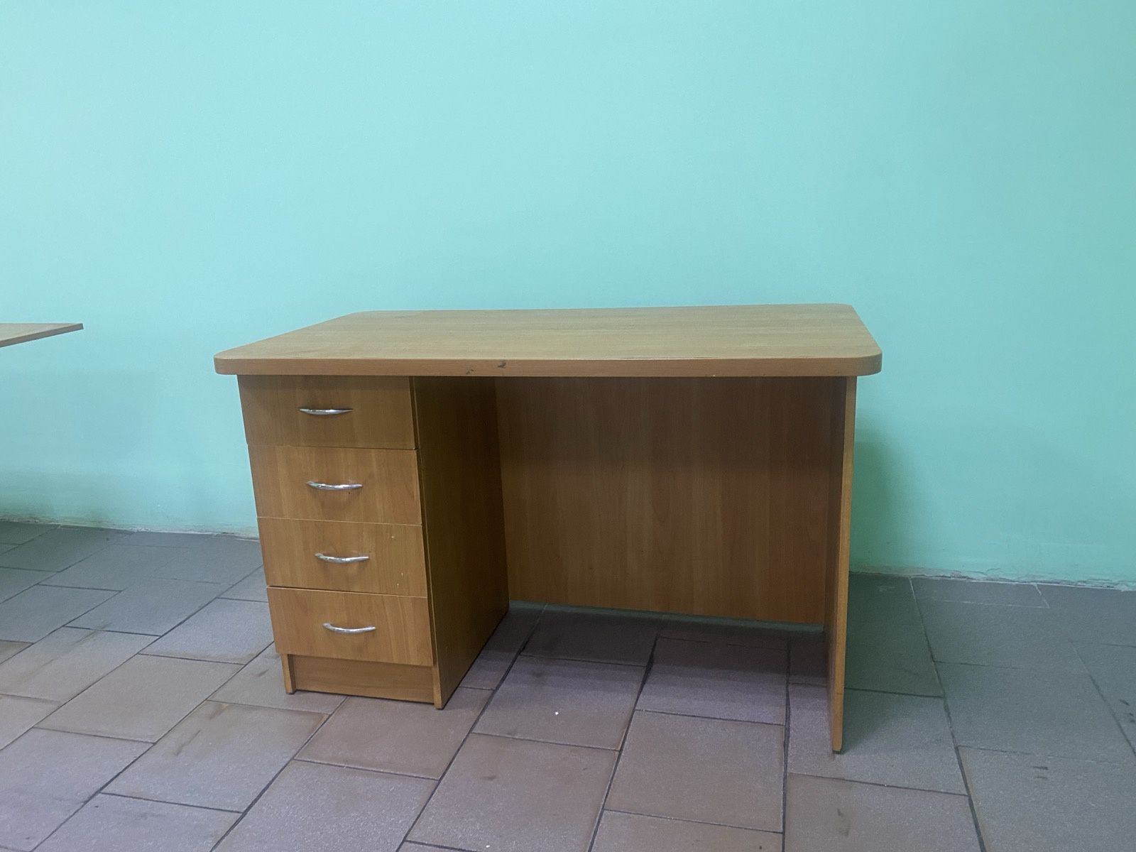 Продам столы офисные.