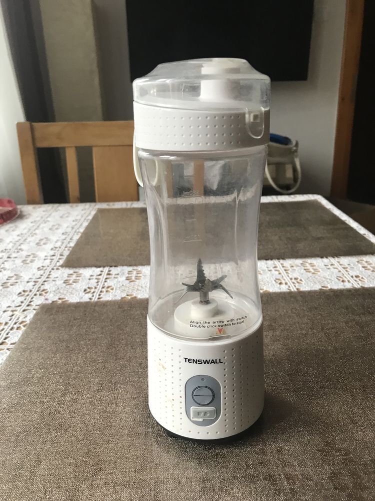 Ręczny robot  Tenswall do odżywczych koktajli , soków.