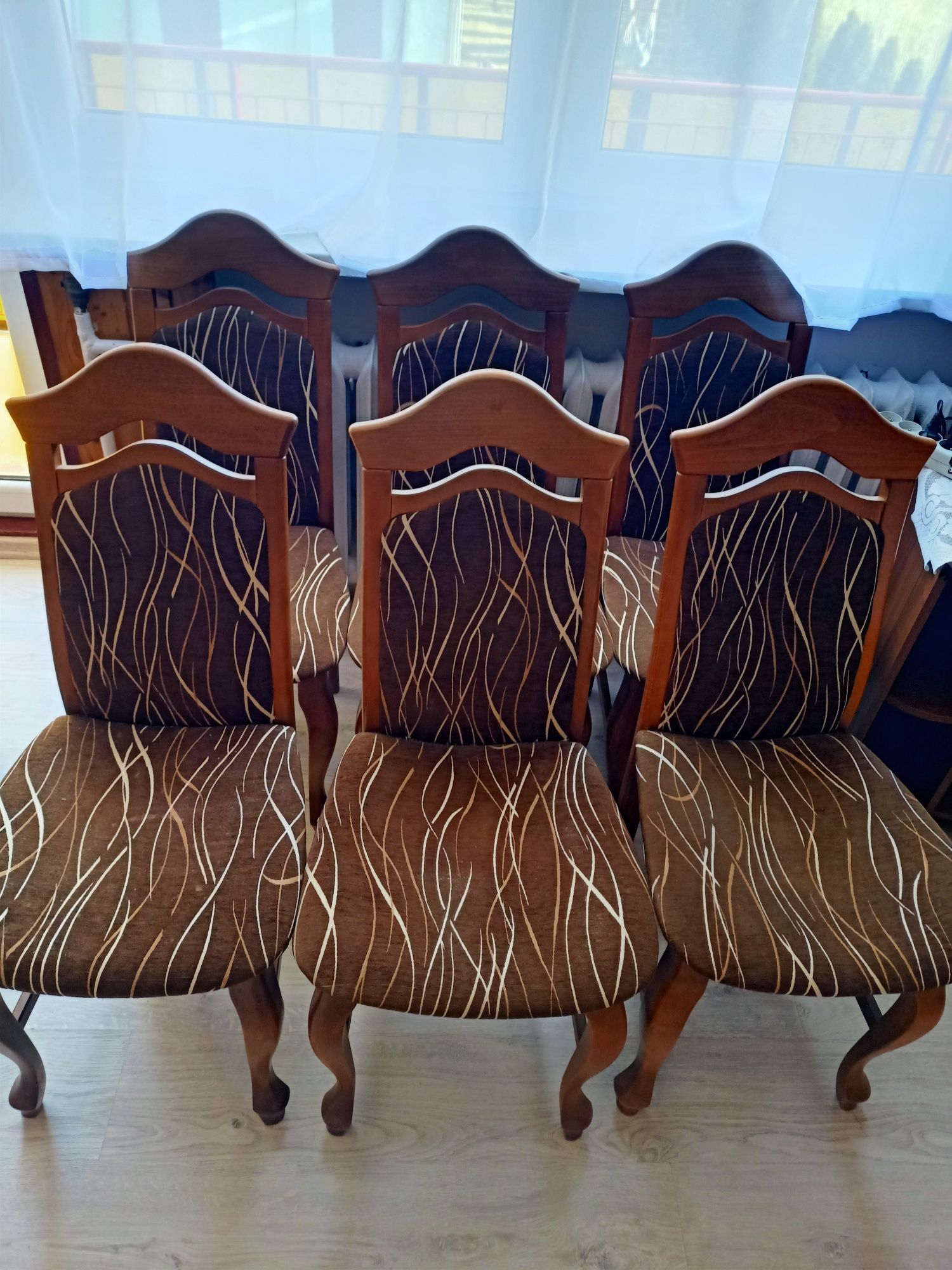 Stół z  6-cioma krzesłami.