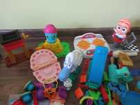 Ogromny zestaw Play doh z kilkoma ciastolonami
