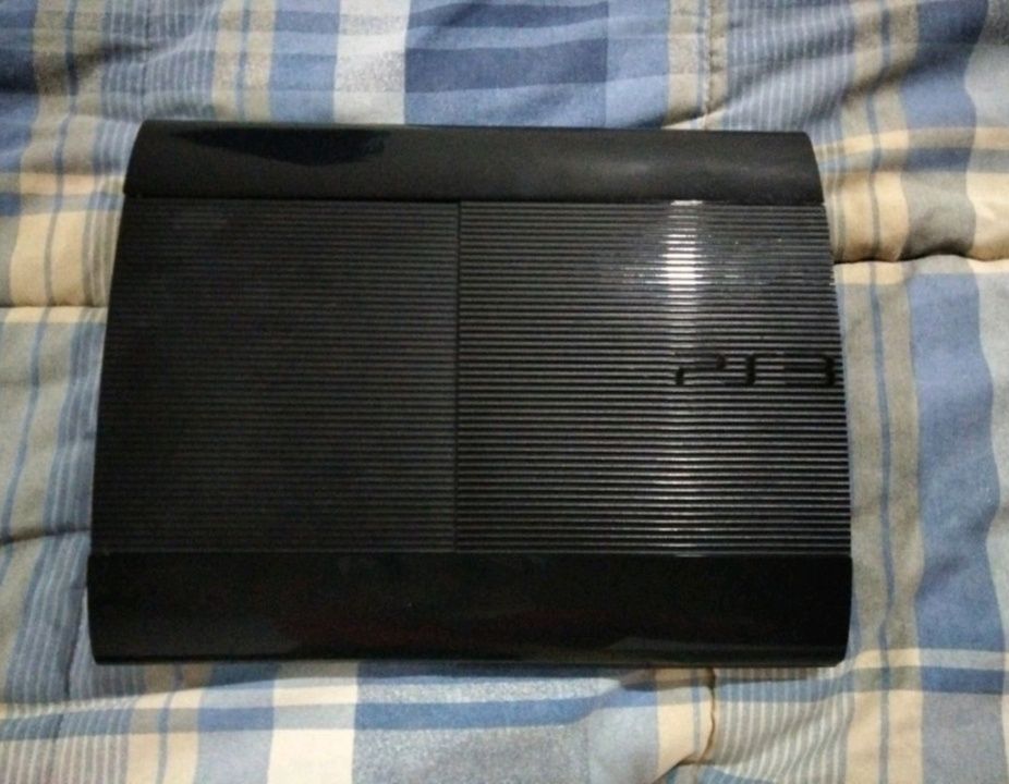 PlayStation 3 Super Slim + Cartão de Armazenamento