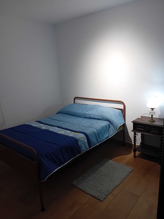 Quarto solteiro perto da estação
