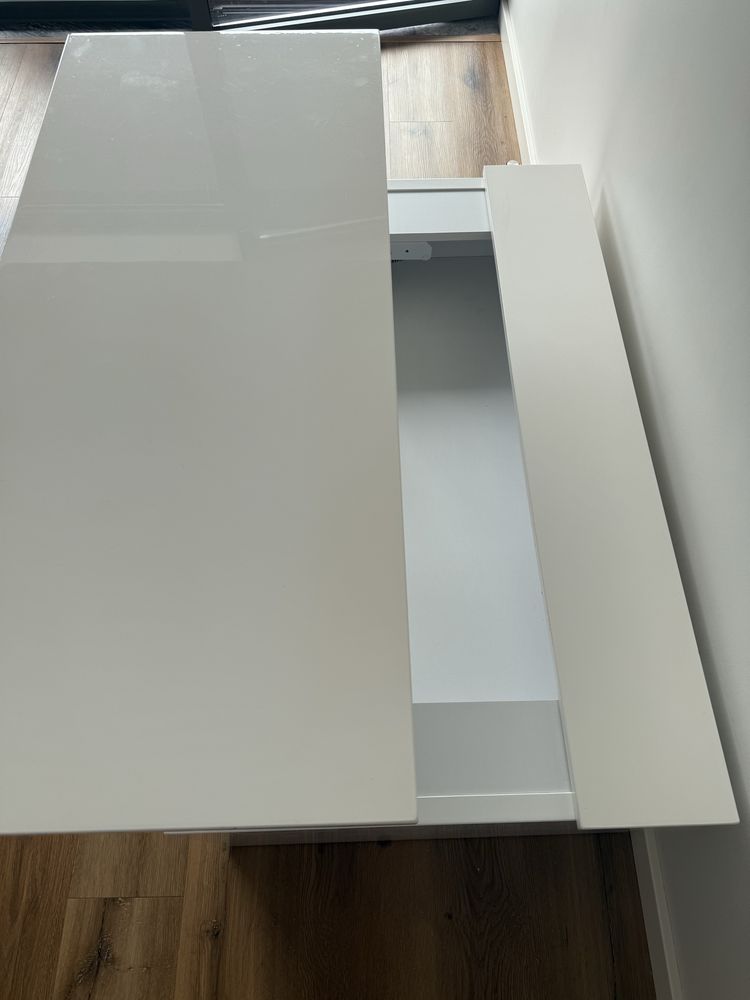 Mesa de centro branca com tampo elevatório