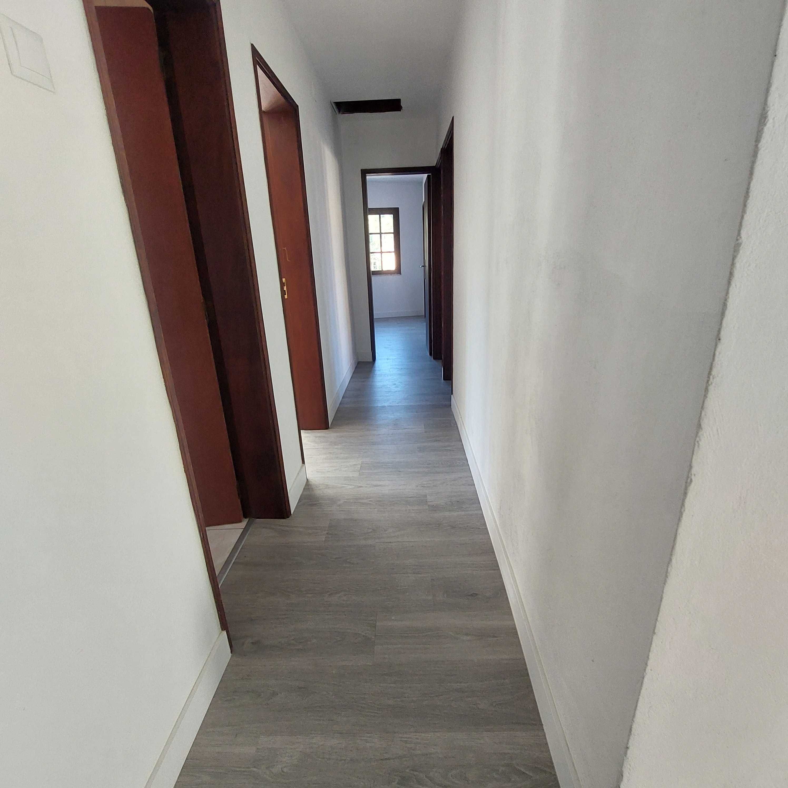 Alugo casa na aldeia com 4 quarto