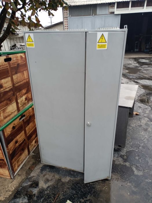 Szafka rozdzielnia elektryczna używana