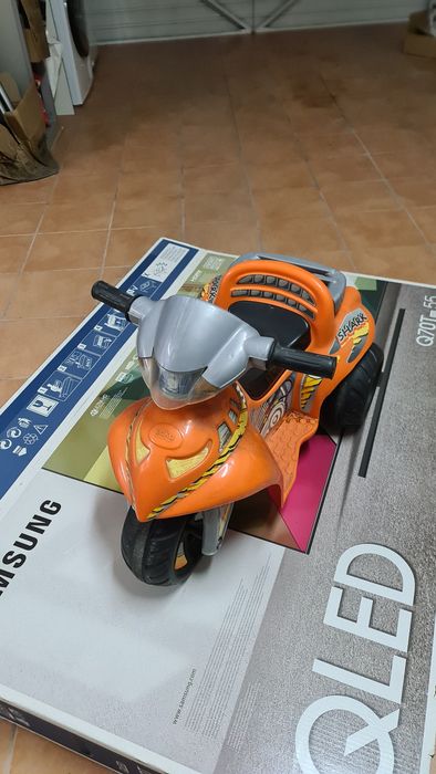 Motinha triciclo elétrica