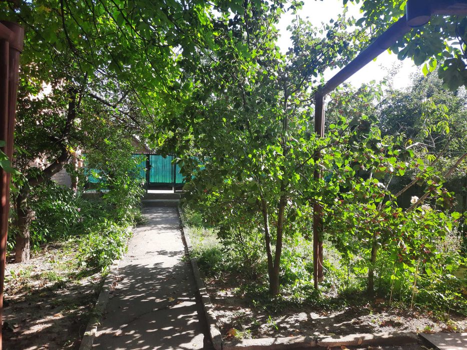 Продаж частини будинку з окремим двором,землею та зручностями.