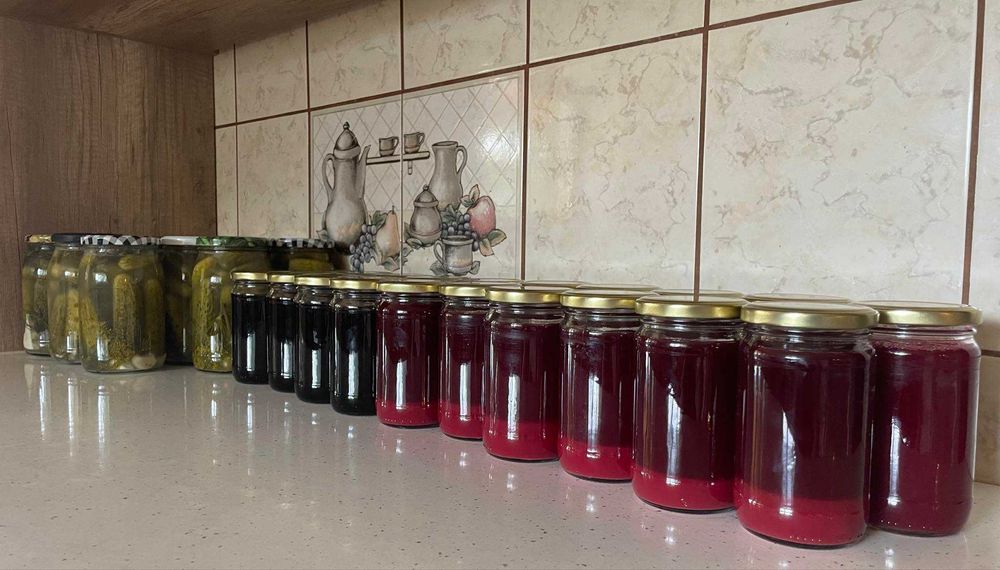 Domowe przetwory na sprzedaż (soki, papryka, buraczki i ogórki)