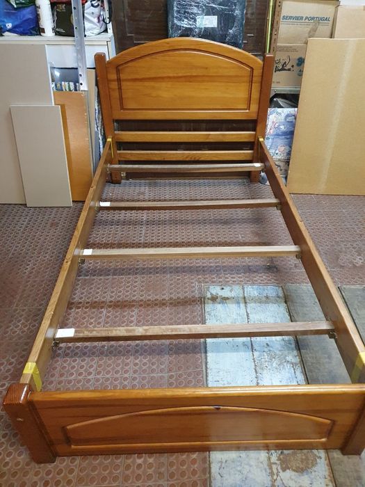 Cama de solteiro, em boas condições.