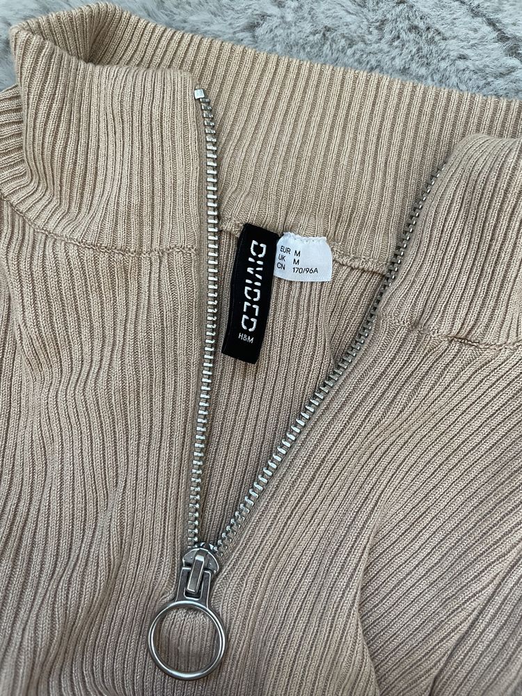 Beżowy prazkowany sweter na jesien H&M