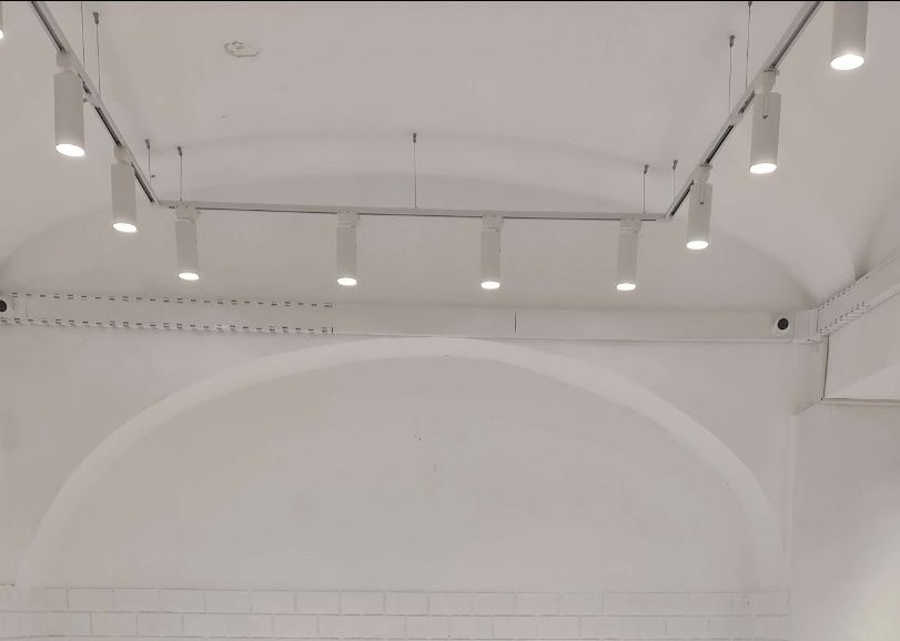 Iluminação Profissional + Calhas condutoras– 56 Focos – 25 meses de us