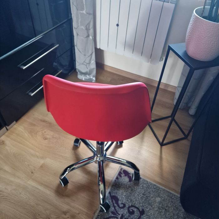 Krzesło obrotowe czerwone