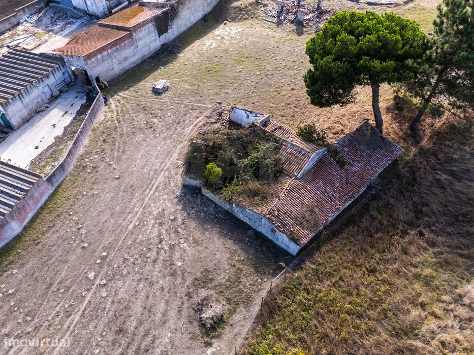 Terreno com ruína na Serra do Bouro