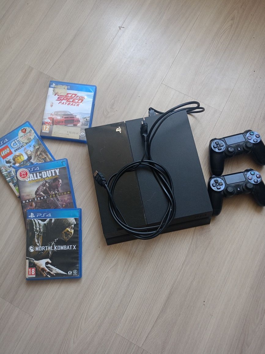 PlayStation 4 , 2x pad, 4 gry!!