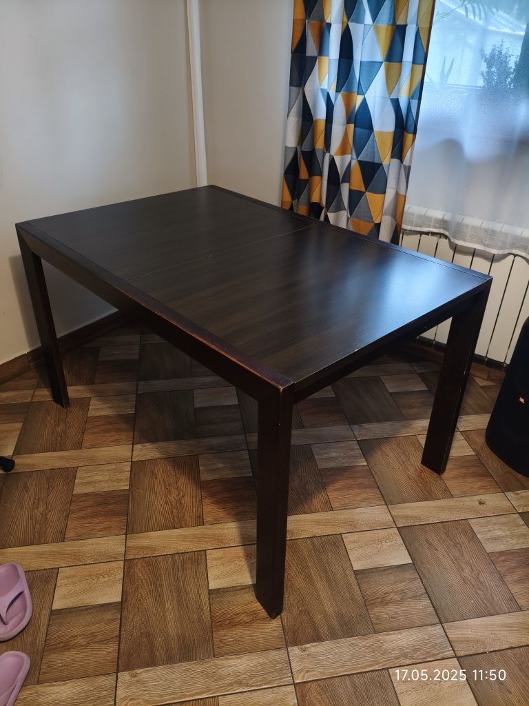 Stół z krzesłami do salonu