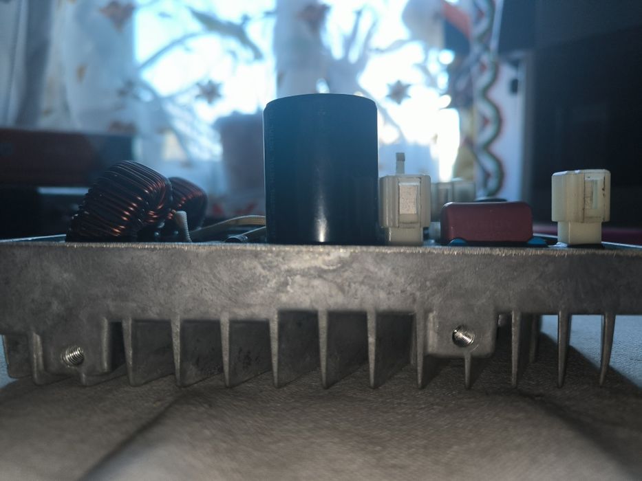 Продам плату для інверторного генератора. Не працює.