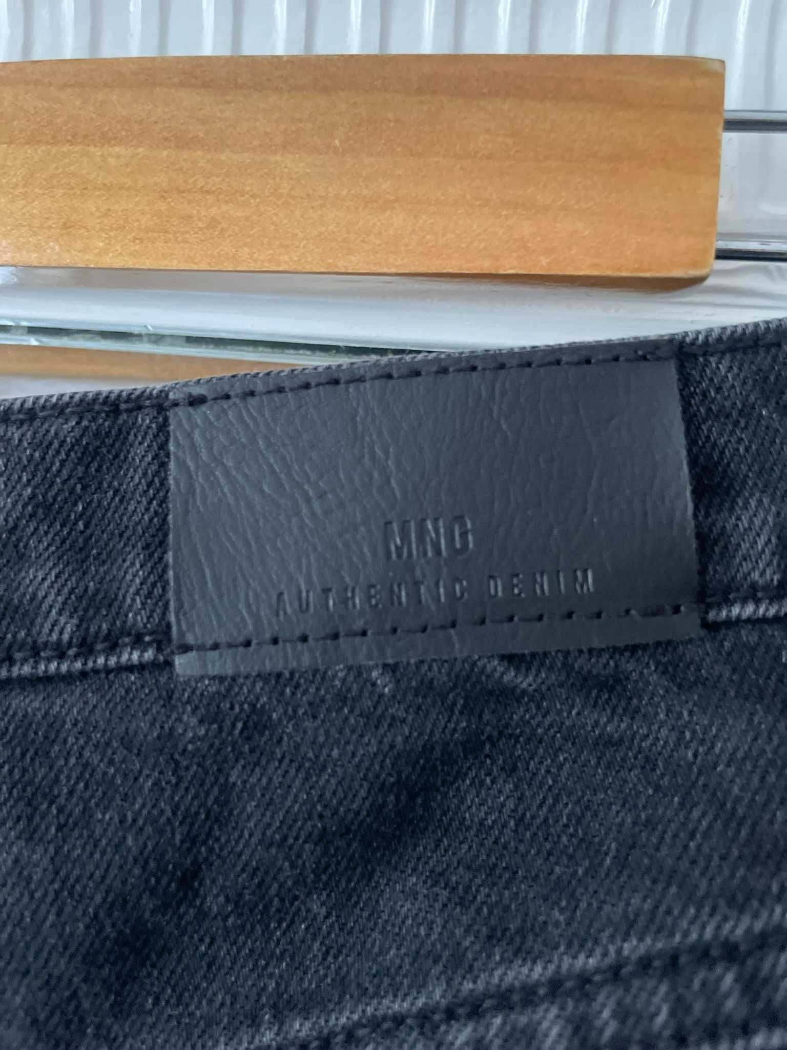 MNG Mango spodnie mom jeans czarne efekt sprania wysoki stan S 36