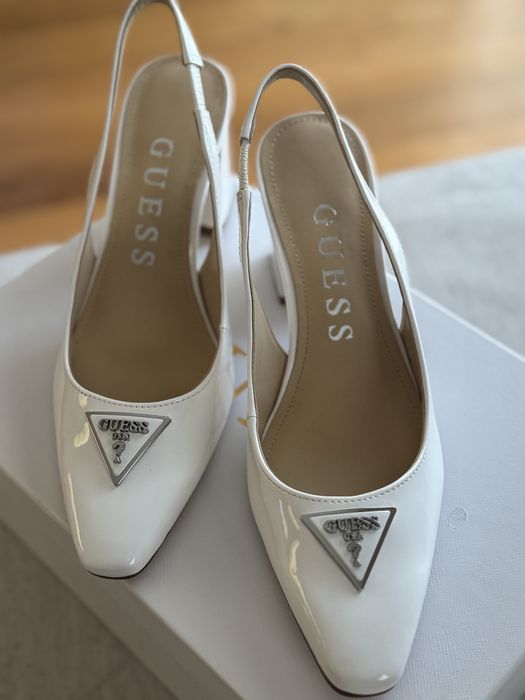 Sapatos brancos Guess