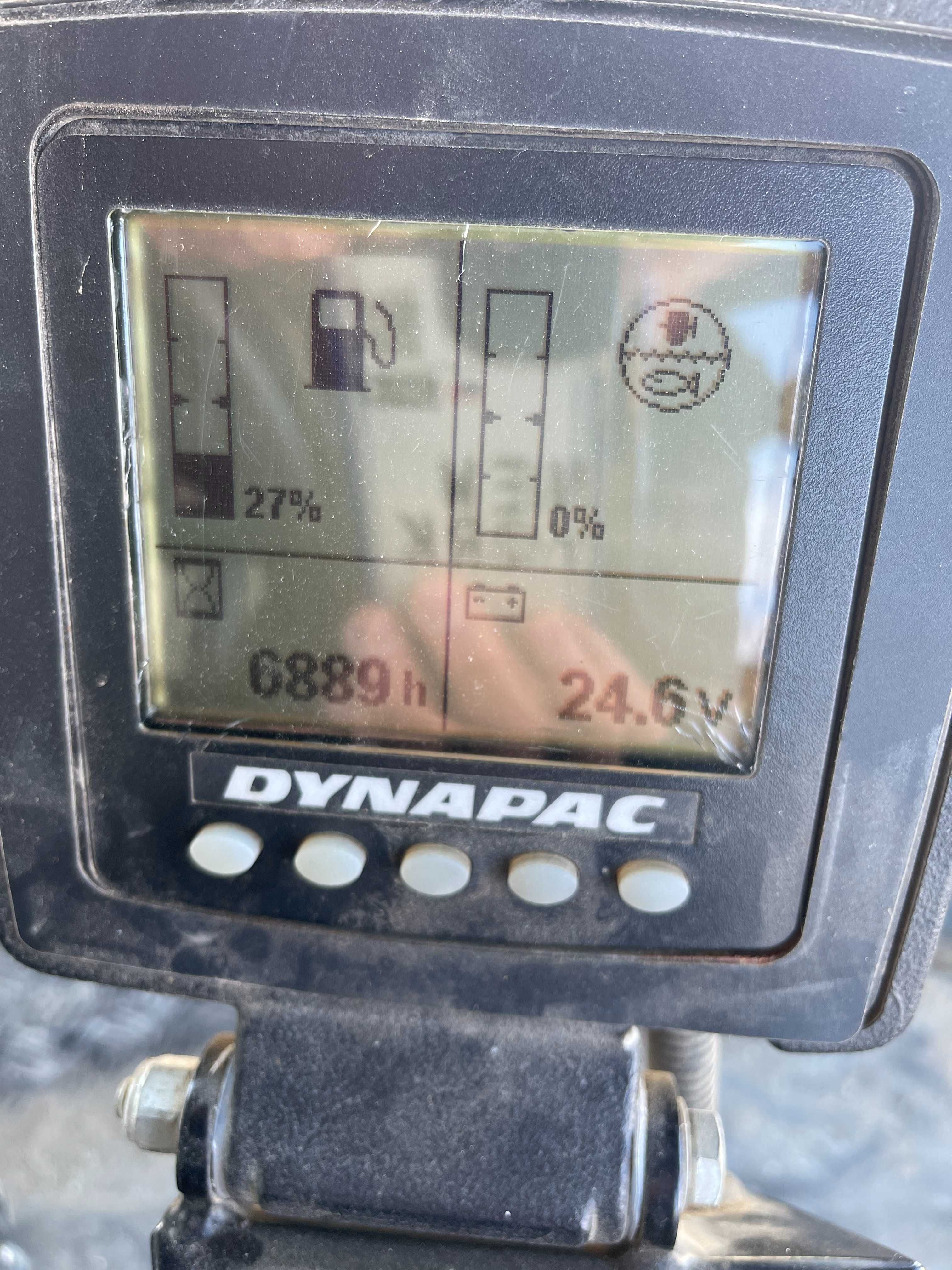 Walec DYNAPAC MODEL CC424HF Rok produkcji 2011 z rozsypywaczem grysu